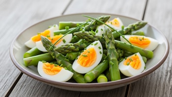Receta de ensalada de espárragos con huevo, rápida y fácil