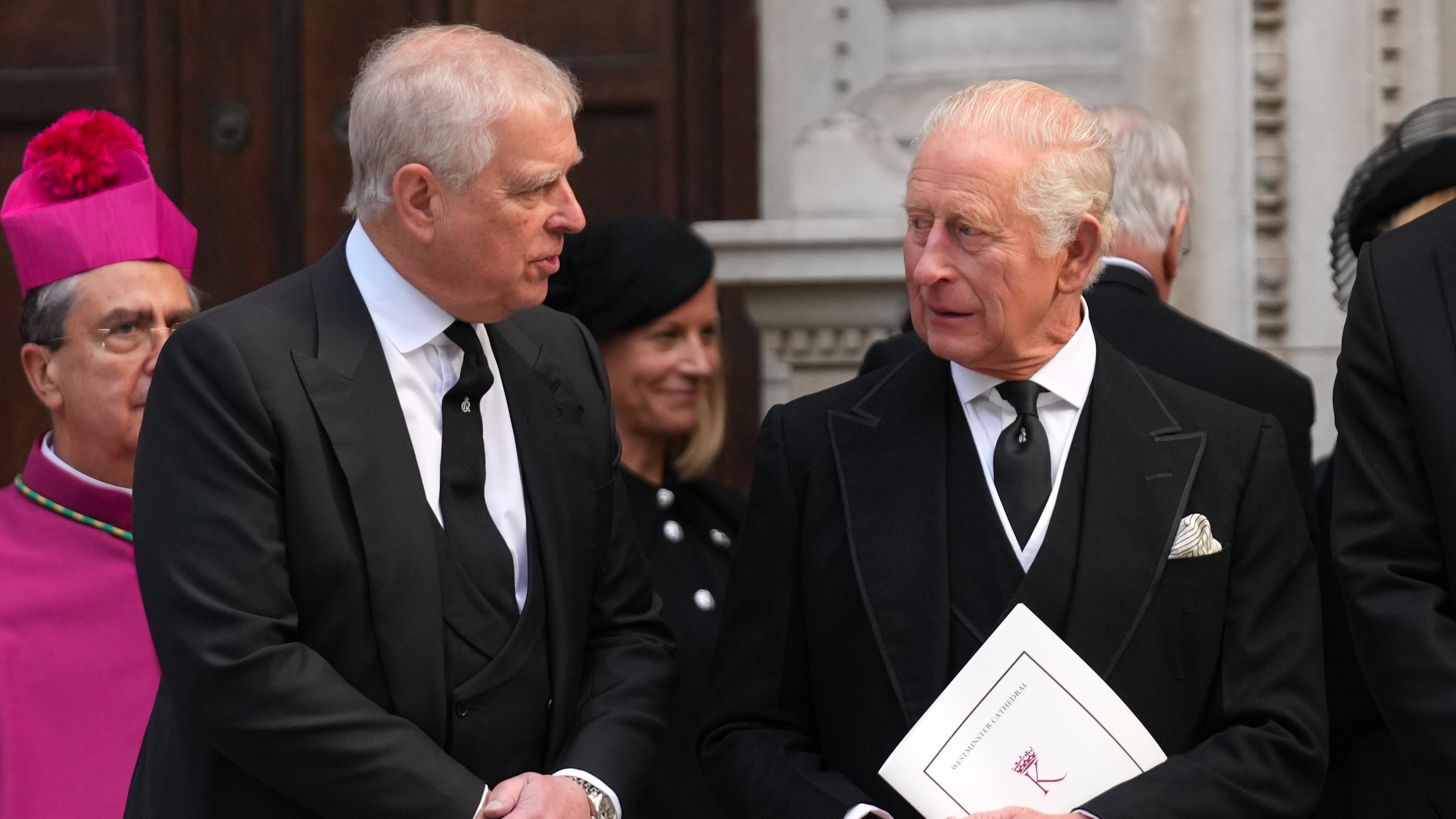El entonces príncipe Andrés de Gran Bretaña, a la izquierda, y el rey Carlos III de Gran Bretaña, 16 de septiembre de 2025. (Foto AP/Joanna Chan, archivo)