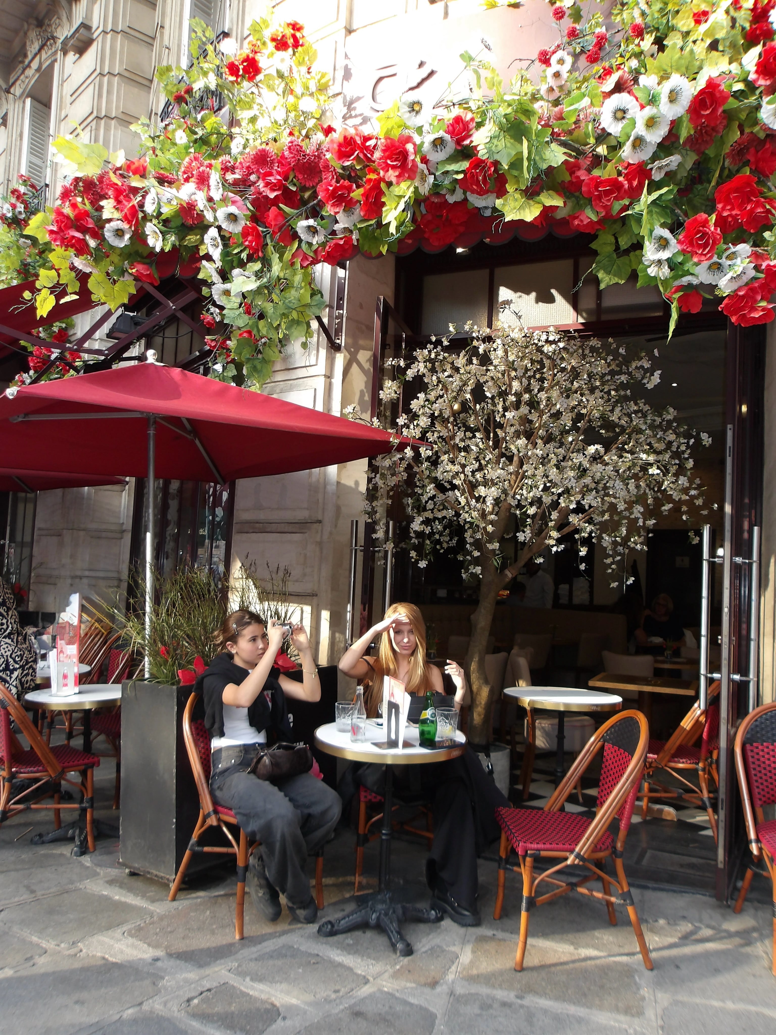Pardo y Rufina en un clásico café parisino