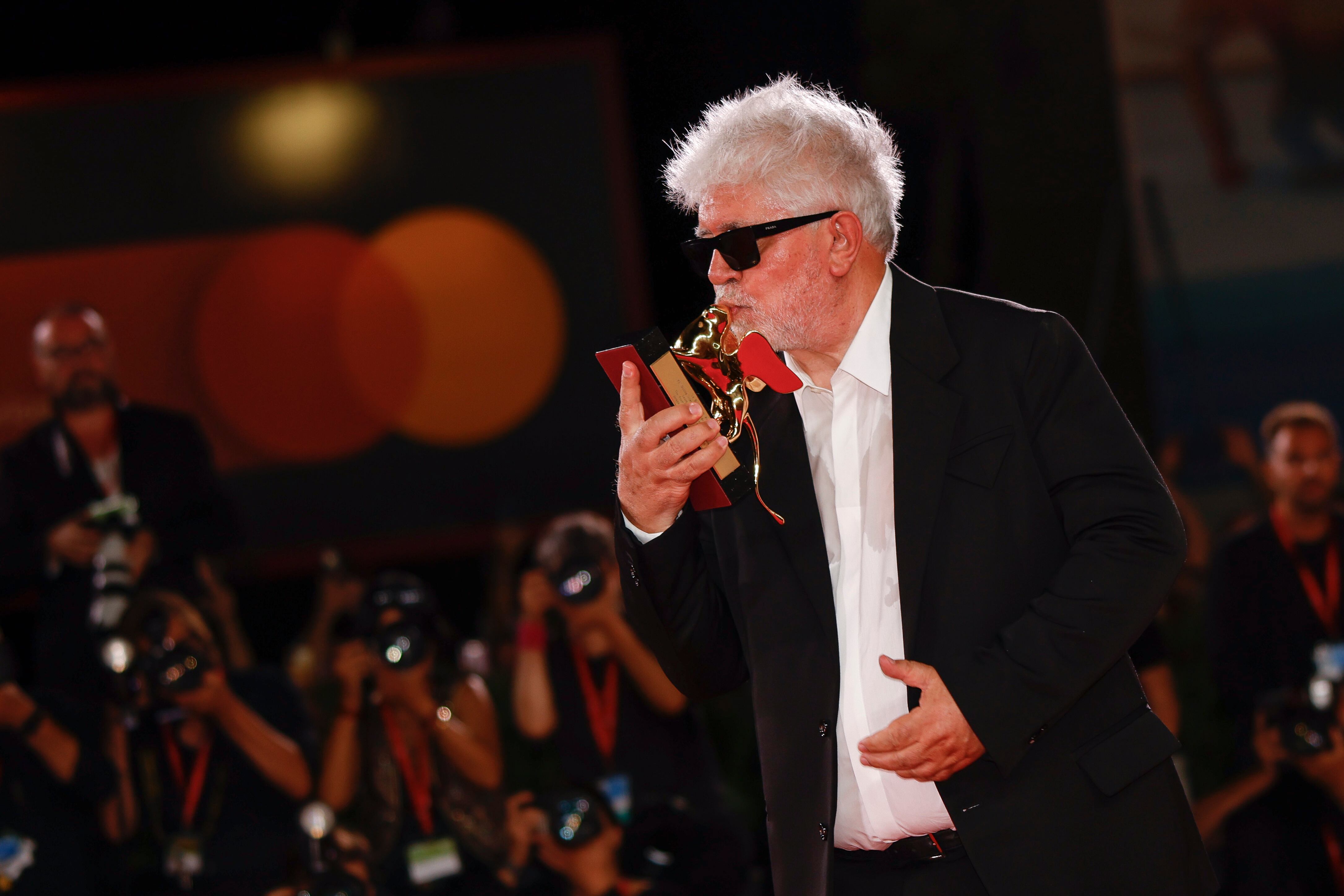 Pedro Almodóvar posa con el León de Oro por 