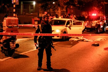 Un policía en el lugar del ataque. REUTERS/Ammar Awad