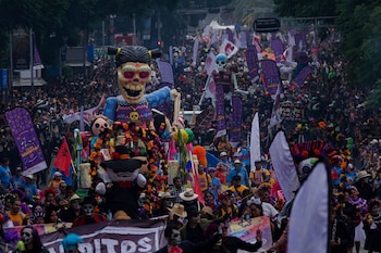 Los carros alegóricos rendirán tributo al rock mexicano, la lucha libre, Juan Gabriel, Emilio "El Indio" Fernández, la Reina Roja de Palenque, entre otros. (FOTO: GALO CAÑAS/CUARTOSCURO.COM)