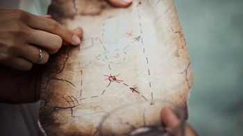 Un hombre encuentra un tesoro