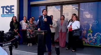 Al proceso de inscripción asistió el candidato a la presidencia por el FMLN, Rafael Aguirre; y la candidata a la vicepresidencia, Madaí Santos./ (Redes FMLN)