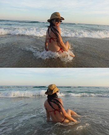 Lali, sonriente, disfrutando del agua