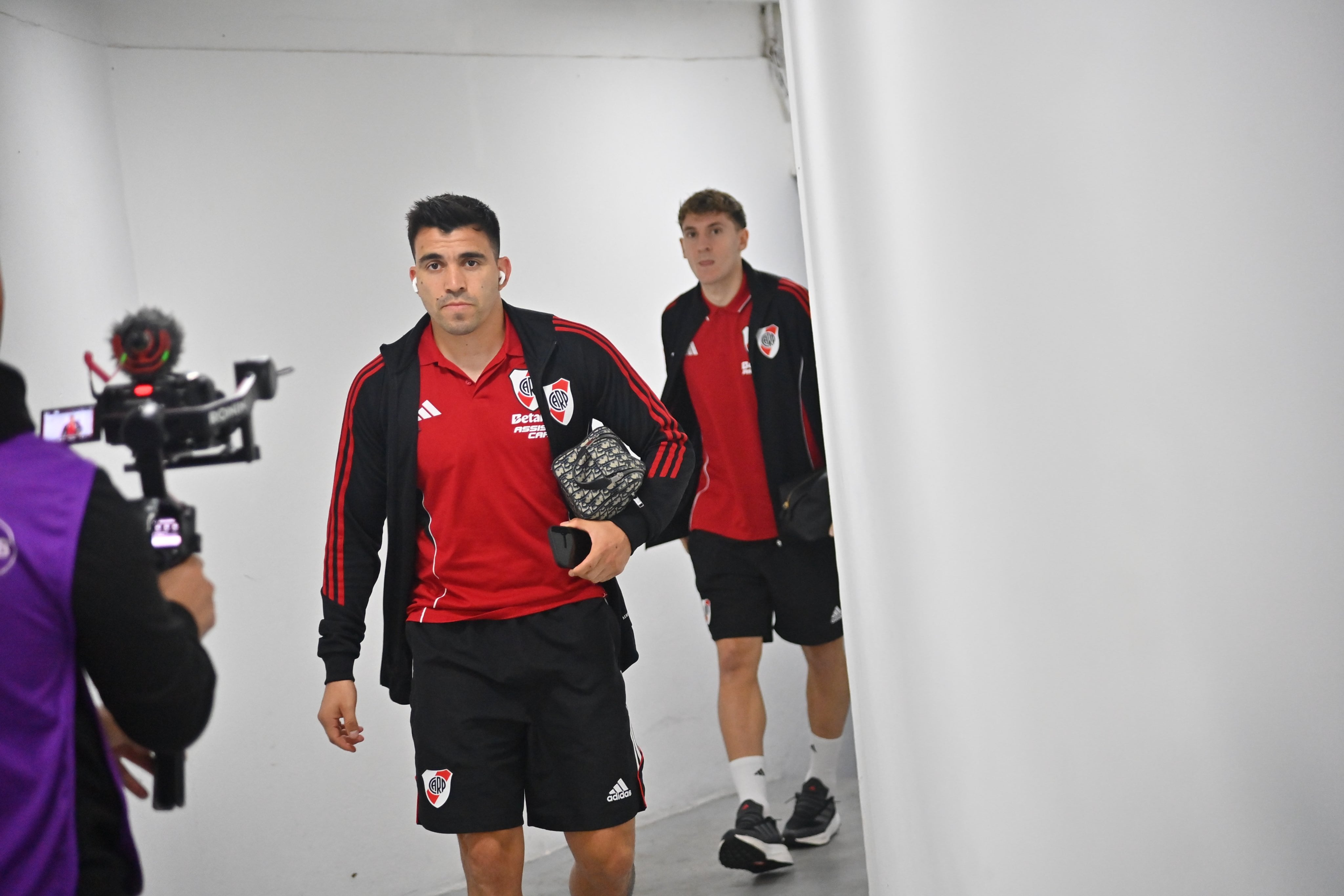 Marcos Acuña llega al estadio de Rosario Central (@RiverPlate)