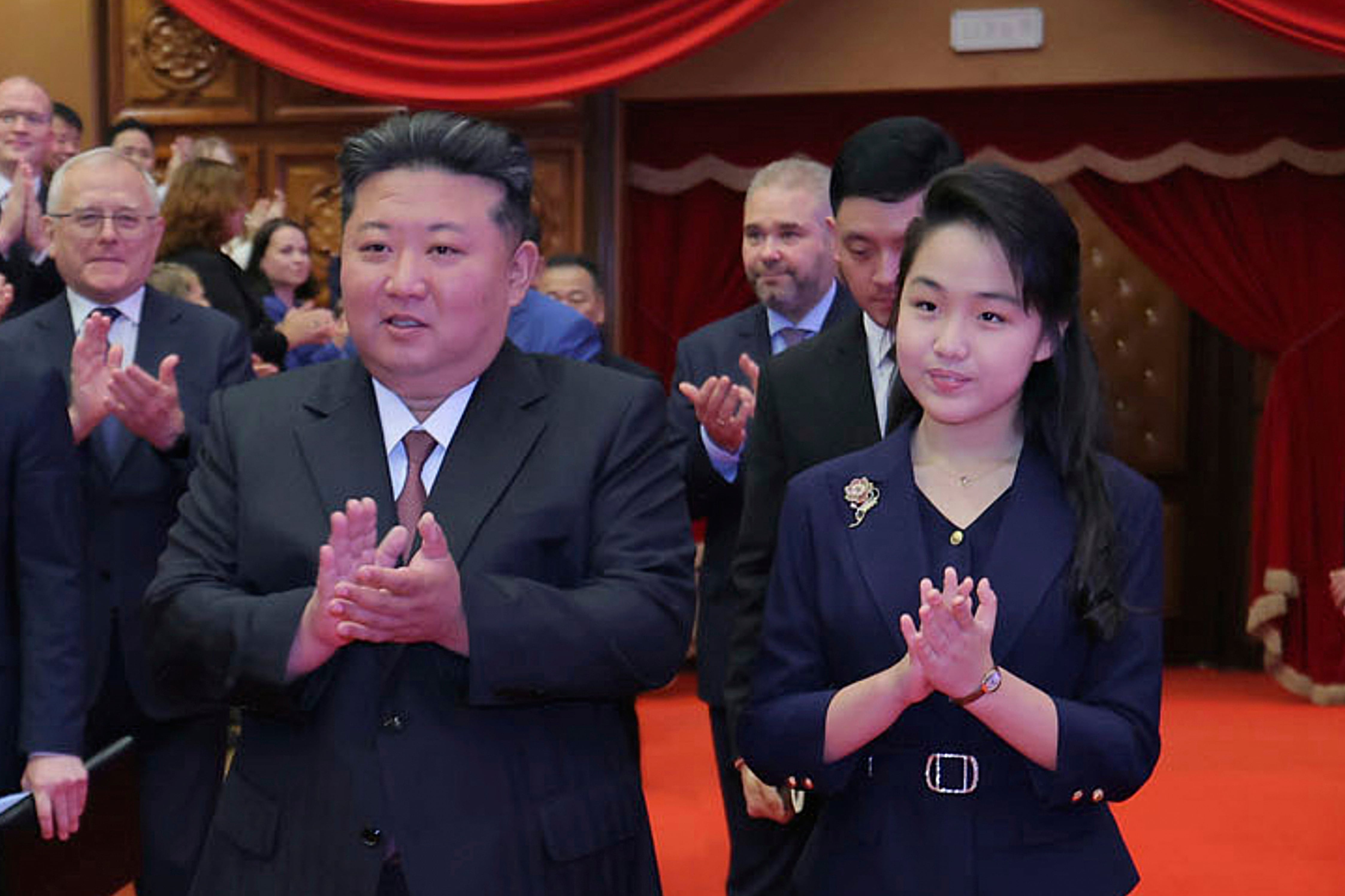 El dictador de Corea del Norte, Kim Jong-un (centro), y su hija, en el Gran Teatro de Pyongyang Oriental (KNCA vía AP)