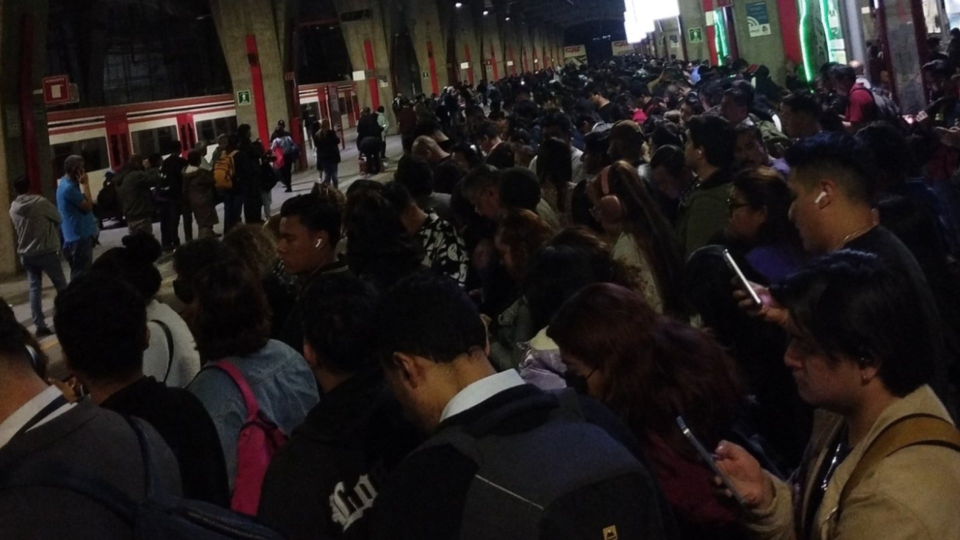 Aglomeraciones en estaciones del Tren Suburbano. Foto: X/@ElAl_Met.