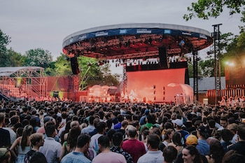 El festival lleva conciertos gratuitos y benéficos a parques de los cinco distritos durante toda la temporada de verano.