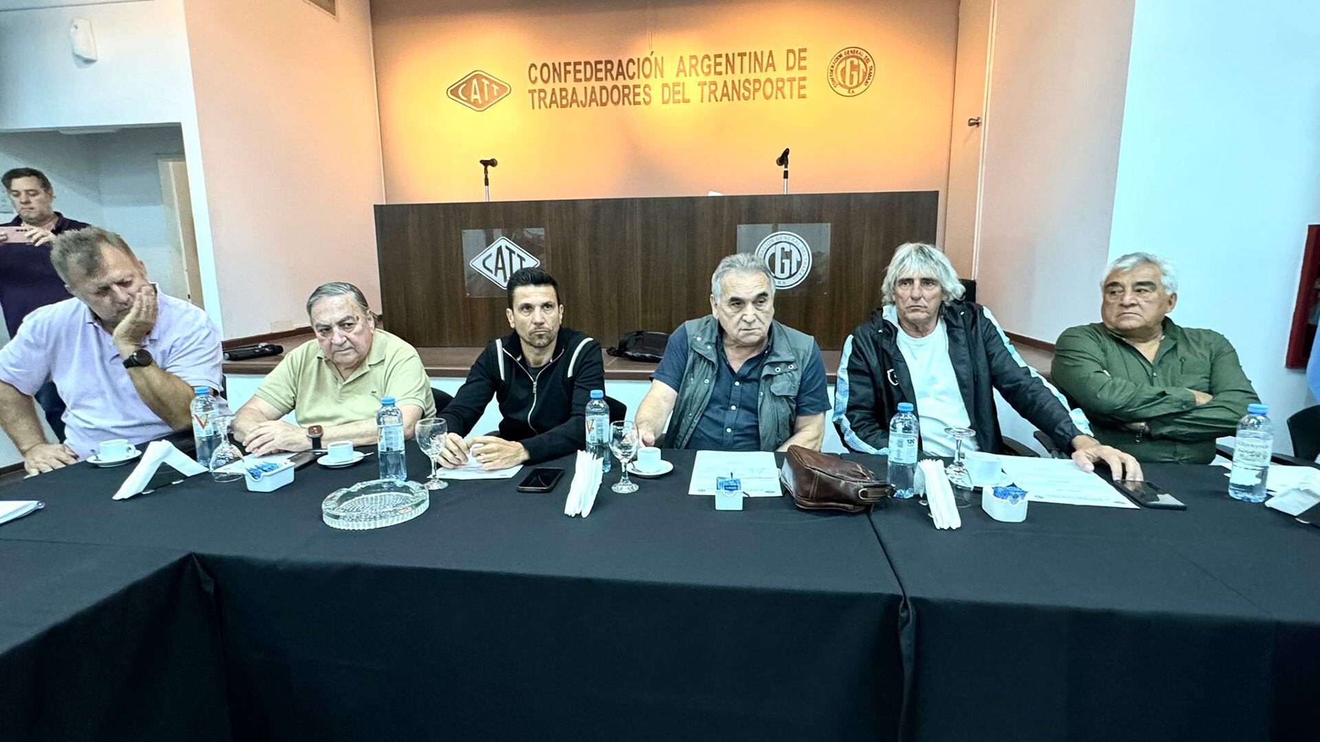 Omar Pérez (el segundo desde la derecha) es secretario Gremial de la CATT