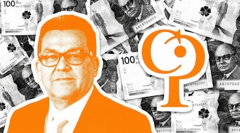 Risografía de un hombre con gafas a la izquierda y un logo naranja a la derecha, ambos con contorno blanco, sobre un fondo de billetes de Colombia en B/N.