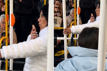 La pasajera sostenía una tarjeta SUBE como si fuera un celular, en una escena que desató miles de reacciones en TikTok