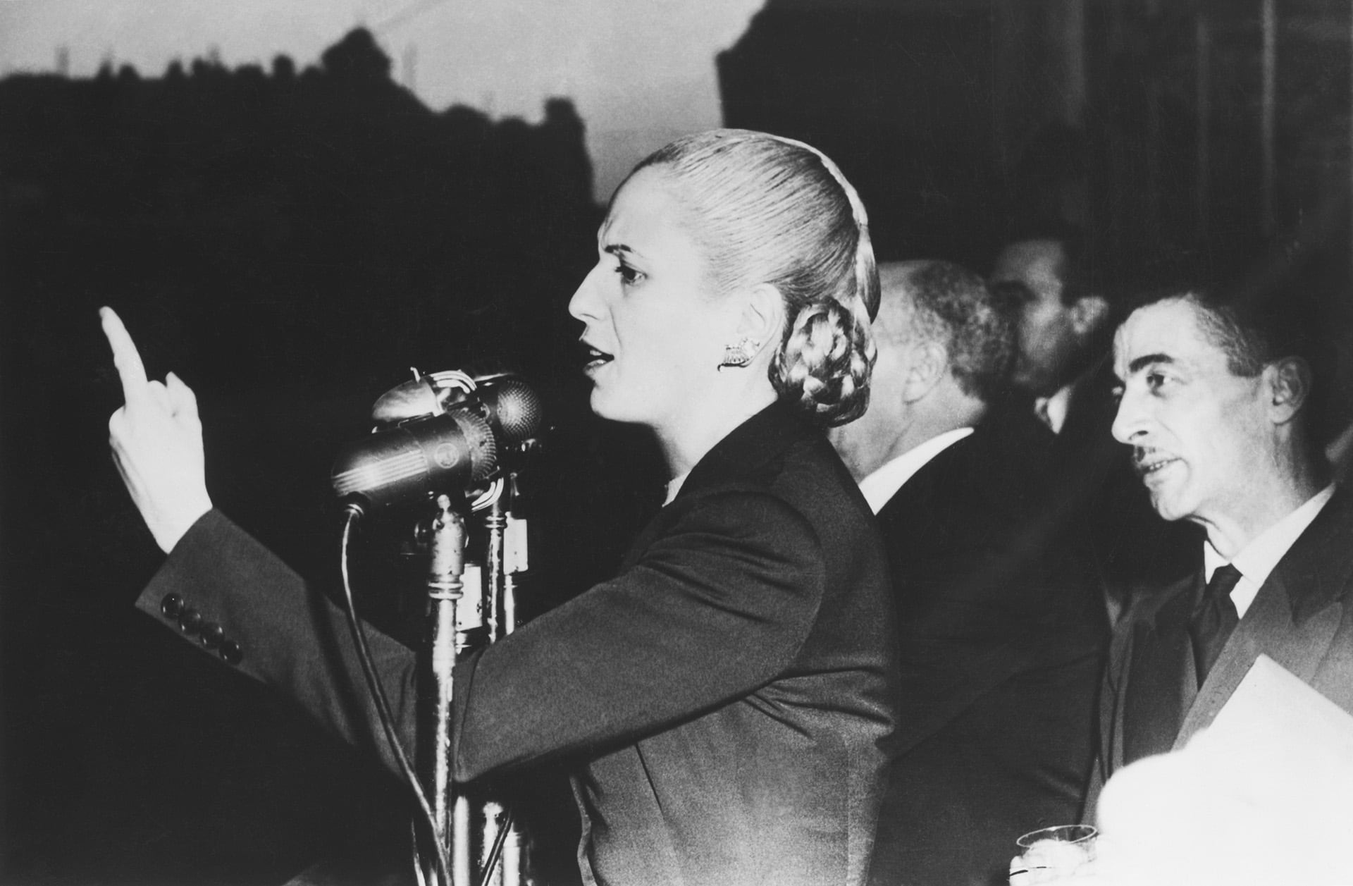 Eva Perón se dirige a la multitud frente al Ministerio de Trabajo, donde miles le solicitaron una y otra vez que aceptara acompañar a Perón como candidata en las elecciones de 1951