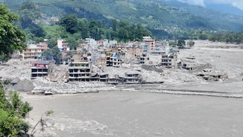 Infobae en Nepal, a un mes de la trágica inundación: historias del horror y los rituales para despedir a los desaparecidos
