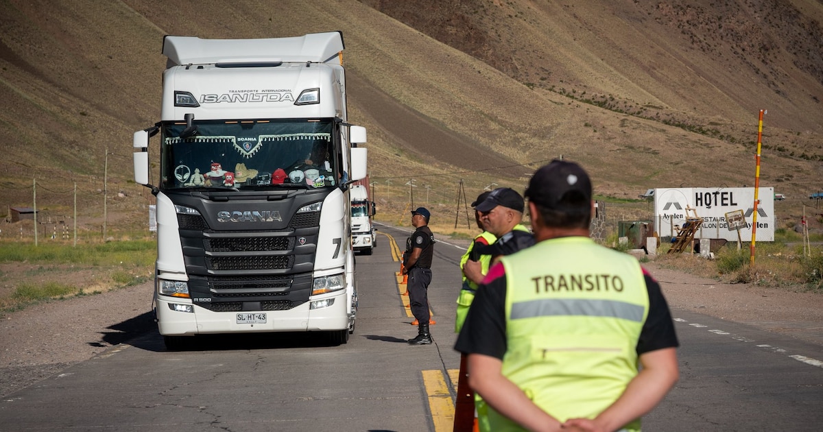 Argentinos invaden Chile por el "dólar barato" y colapsan frontera en Semana Santa