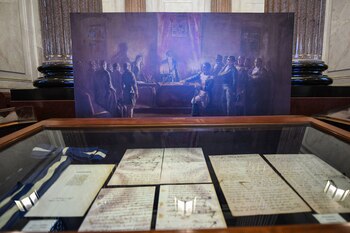 Se exhiben documentos históricos y
