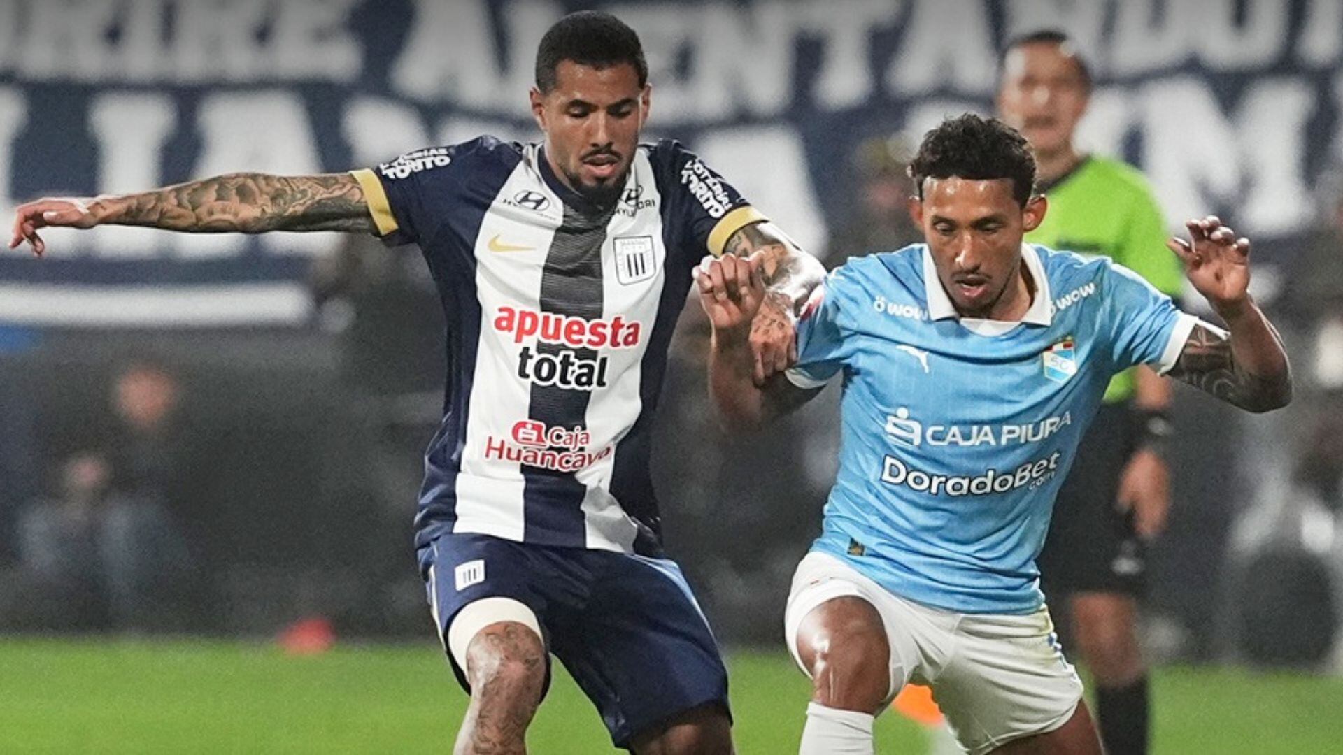 Sergio Peña disputando un balón dividido con Christofer Gonzales, en Matute. - Crédito: Raúl Sifuentes