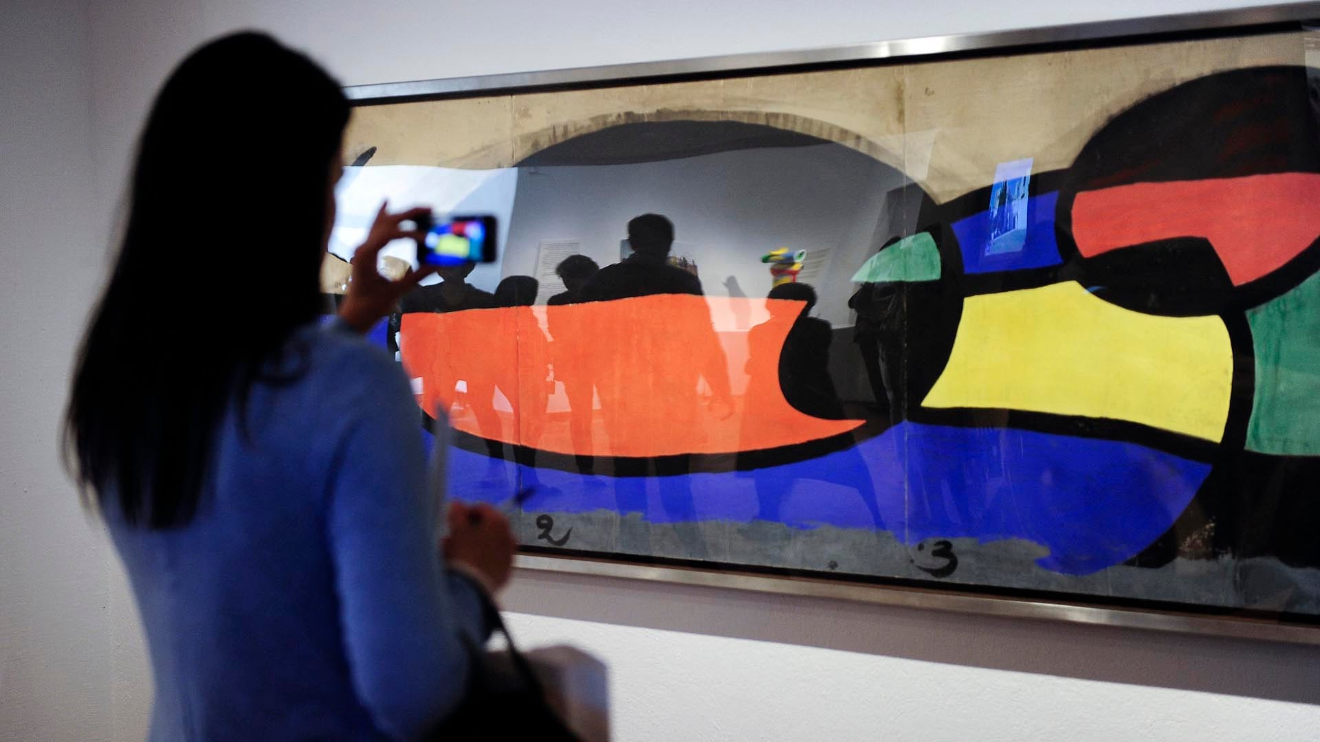 La Fundació Joan Miró de Barcelona integró elementos de diseño universal e iluminación cenital para mejorar la accesibilidad visual. (Foto: Josep Lago / AFP)