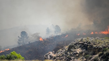 Javier Calvo, bombero forestal, explica por qué no huir en coche de las llamas: “El vehículo nos da velocidad, pero el humo nos resta visibilidad”
