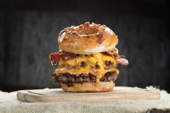 Carne, pan de dona, cheddar,