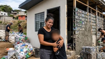 De residuos a vivienda: construyeron una casa con 850 bloques de plástico reciclado para una madre y su hijo