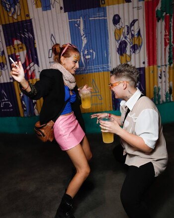 Dos chicas en pleno perreo.