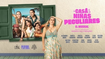 Afiche publicitario con una mujer fuera y cinco mujeres dentro de un marco de ventana, texto de 'La casa de las niñas peculiares. El musical', elenco y logos