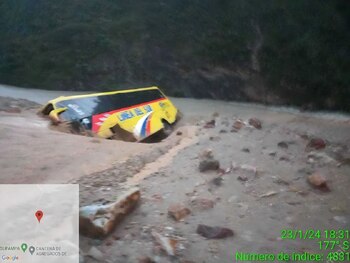 Bus es arrastrado en Apurímac. (Foto: Andina)