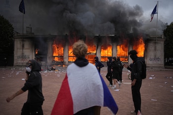 Múltiples establecimientos escolares sufrieron daños e incendios durante el inicio de las protestas (Foto AP/Laurent Cipriani)