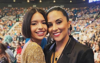 Aneliz Álvarez y Ángela Aguilar.