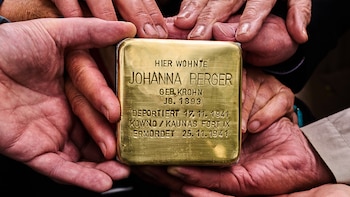 Las placas del artista alemán Gunter Demnig convierten las aceras de Berlín en monumentos del Holocausto