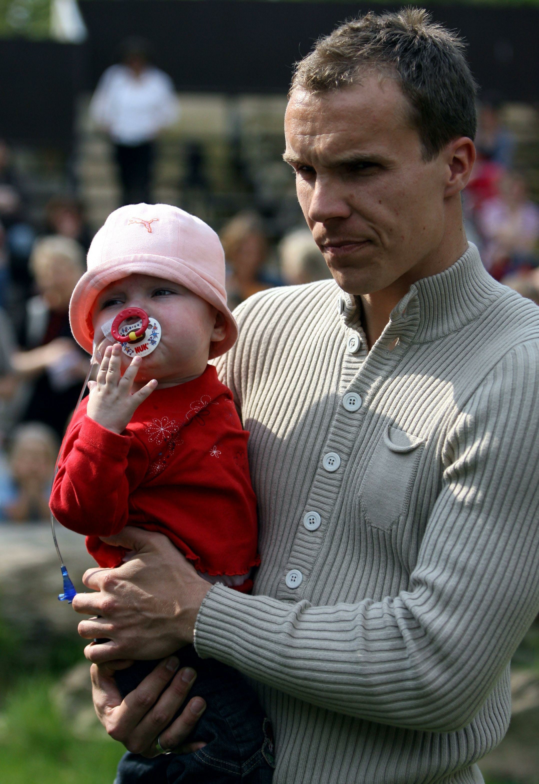 La muerte de su hija Lara en 2006 profundizó la salud mental de Robert Enke, que temía que su diagnóstico afectara a su carrera y a su hija adoptiva Leila (AFP PHOTO DDP/ JOCHEN LUEBKE)