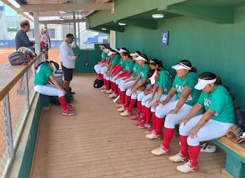 Las jugadoras de México usaron palas, toallas y arena para intentar rehabilitar el terreno de juego ante la falta de mantenimiento; aún así fueron descalificadas. (Federación Mexicana de Softbol)