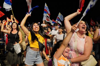 Los partidarios de Yamandu Orsi celebran los primeros resultados de la segunda vuelta (REUTERS/Andres Cuenca)