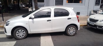 Robó un auto y se llevó a la hija de la dueña en su interior: fue detenido en La Plata