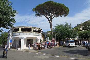 Está ubicada en el sector