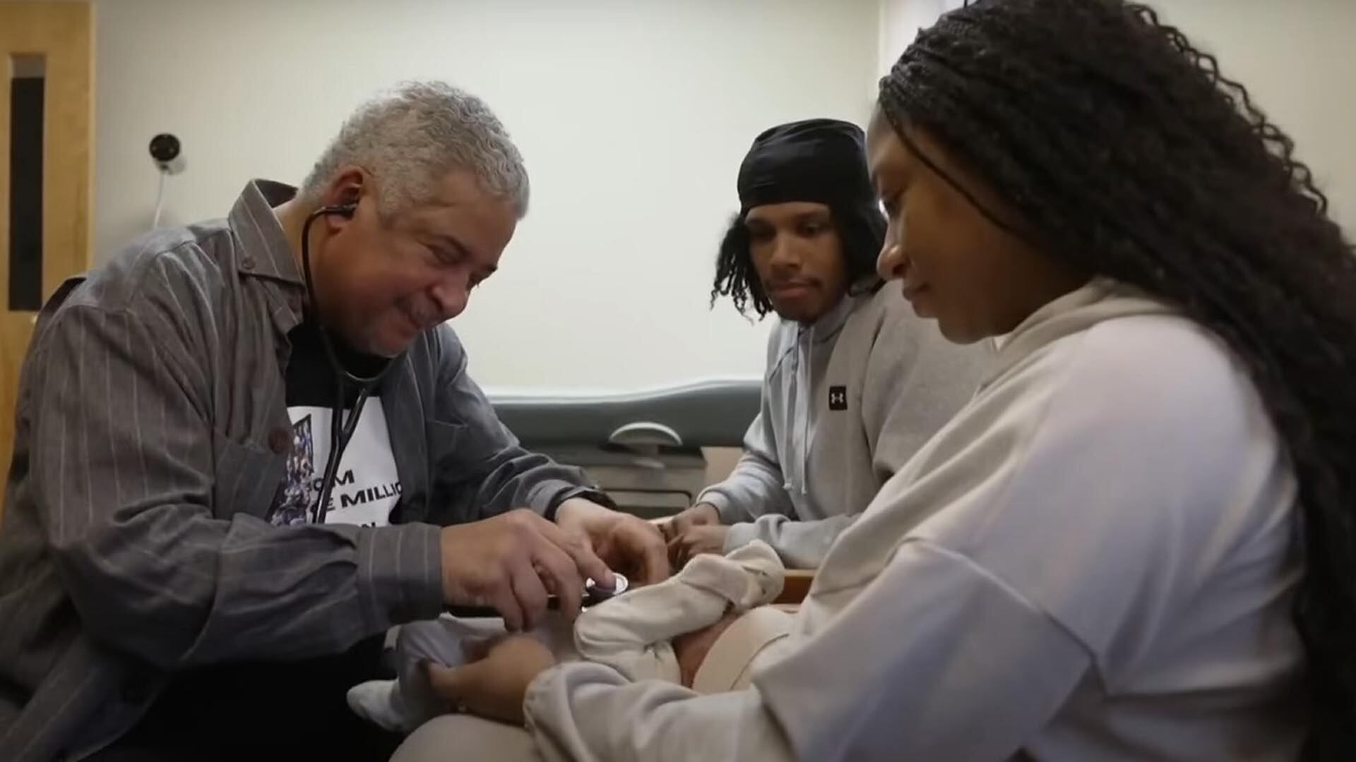 Michael Zollicoffer dice estar agradecido de haber tenido cáncer y que se encuentra muy feliz por el gesto que tuvieron con él (Captura de video)