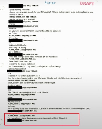 Página impresa con una transcripción de mensajes de texto, nombres censurados con barras negras y un recuadro rojo al final