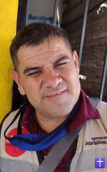 El periodista se encontraba conversando