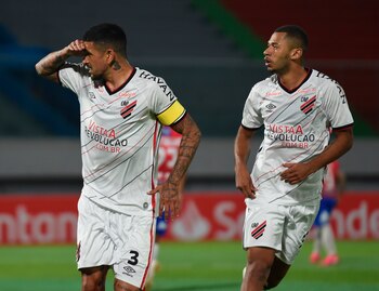 El argentino Lucho González celebra el 1-1 parcial (EFE/Jorge Abrego)
