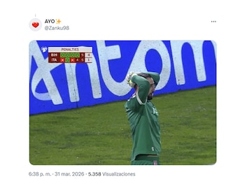 Portero de fútbol con camiseta verde y guantes, manos en la cabeza, en un campo de césped. Marcador de penaltis al fondo: BIH 5-4, ITA 5-1