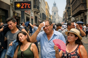 Varias personas sudando en una calle céntrica de Lima bajo el sol. Un letrero digital muestra una temperatura de 27 grados Celsius.