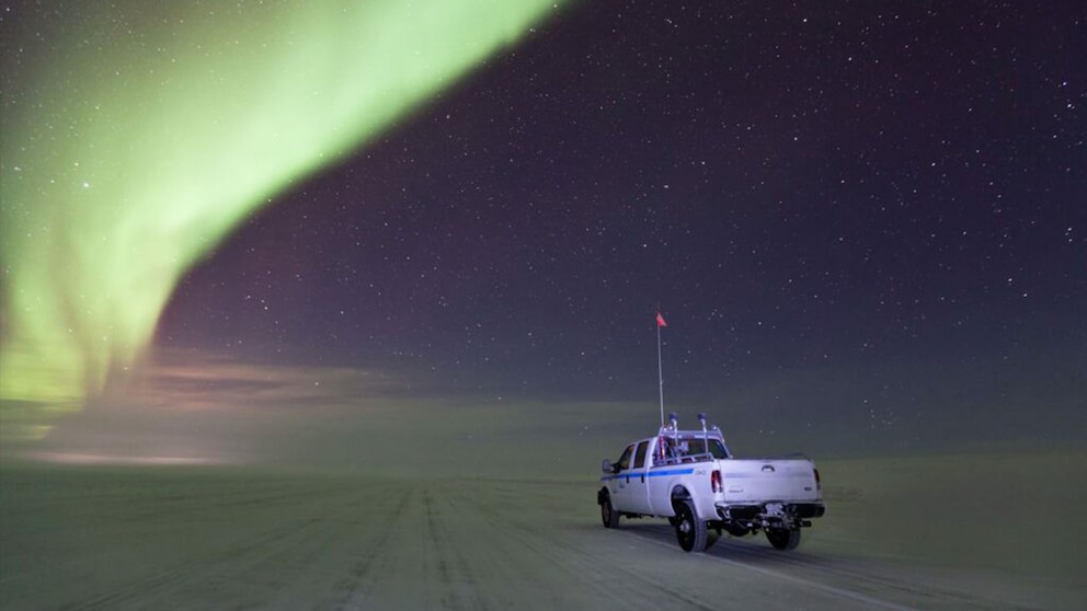 Tibbitt to Contwoyto: la carretera de hielo más extensa del mundo que impulsa la minería en el Ártico