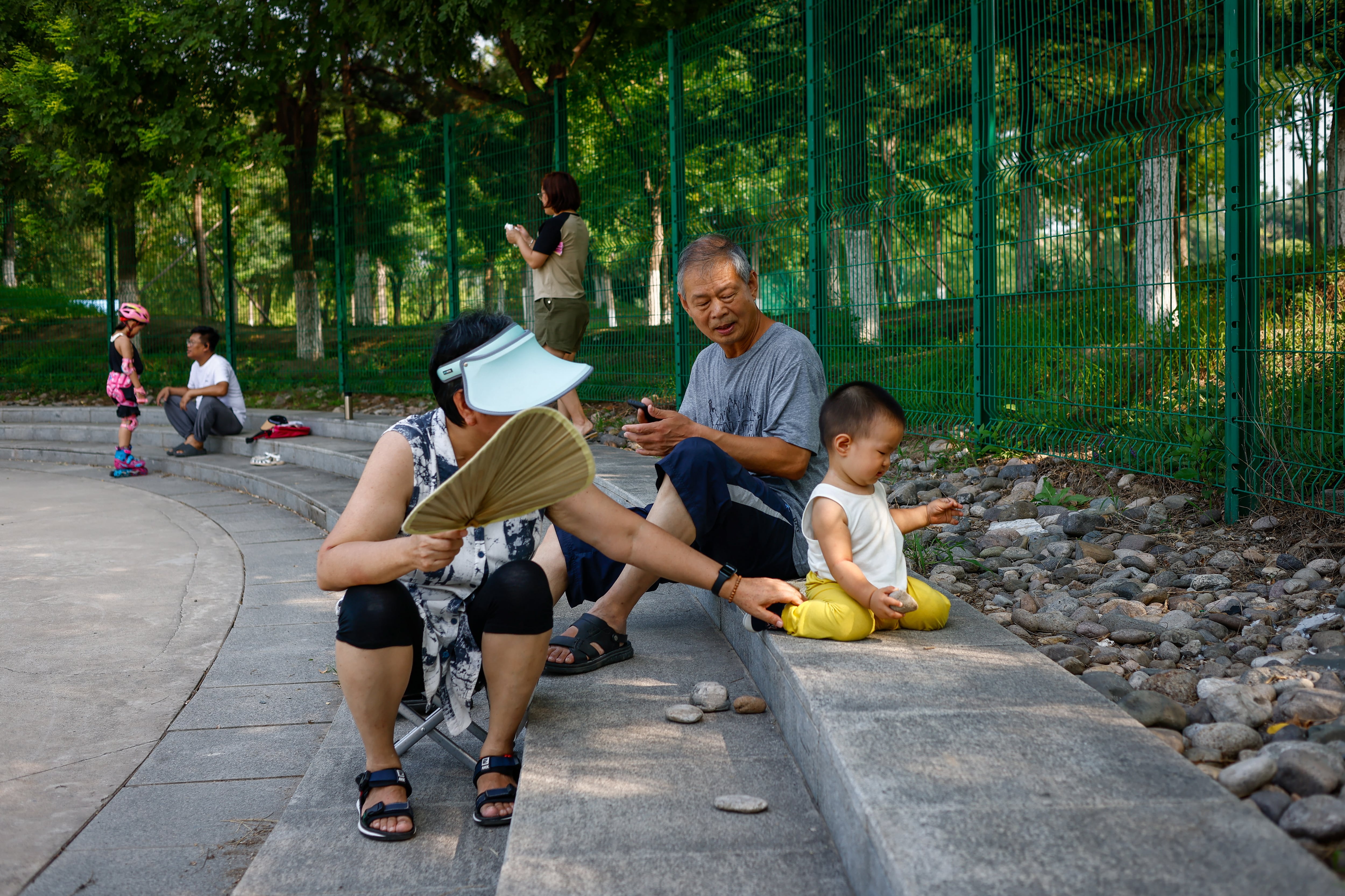 Una pareja cuida a un bebé en un parque en Pekín (China), en una fotografía de archivo. EFE/Mark R. Cristino