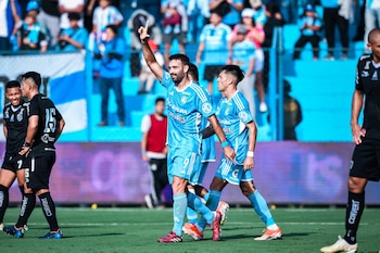 La clásica celebración de Martín Cauteruccio. El uruguayo marcó el cuarto de Cristal ante Unión Comercio.