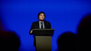 Nuevas revelaciones reavivan el criptoescándalo que implica a Javier Milei