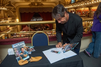 El empresario durante la firma