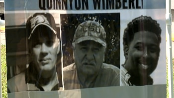 Tres retratos en blanco y negro de hombres en un cartel con el nombre "Quinnyon Wimberly", el segundo hombre lleva una gorra con la inscripción "LSU"