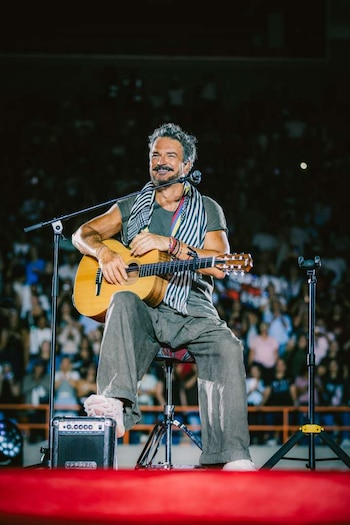 Antes de que comenzara el concierto, las pantallas del Movistar Arena mostraban un código QR, los asistentes podían ingresar a una página y escribir la canción que querían escuchar.