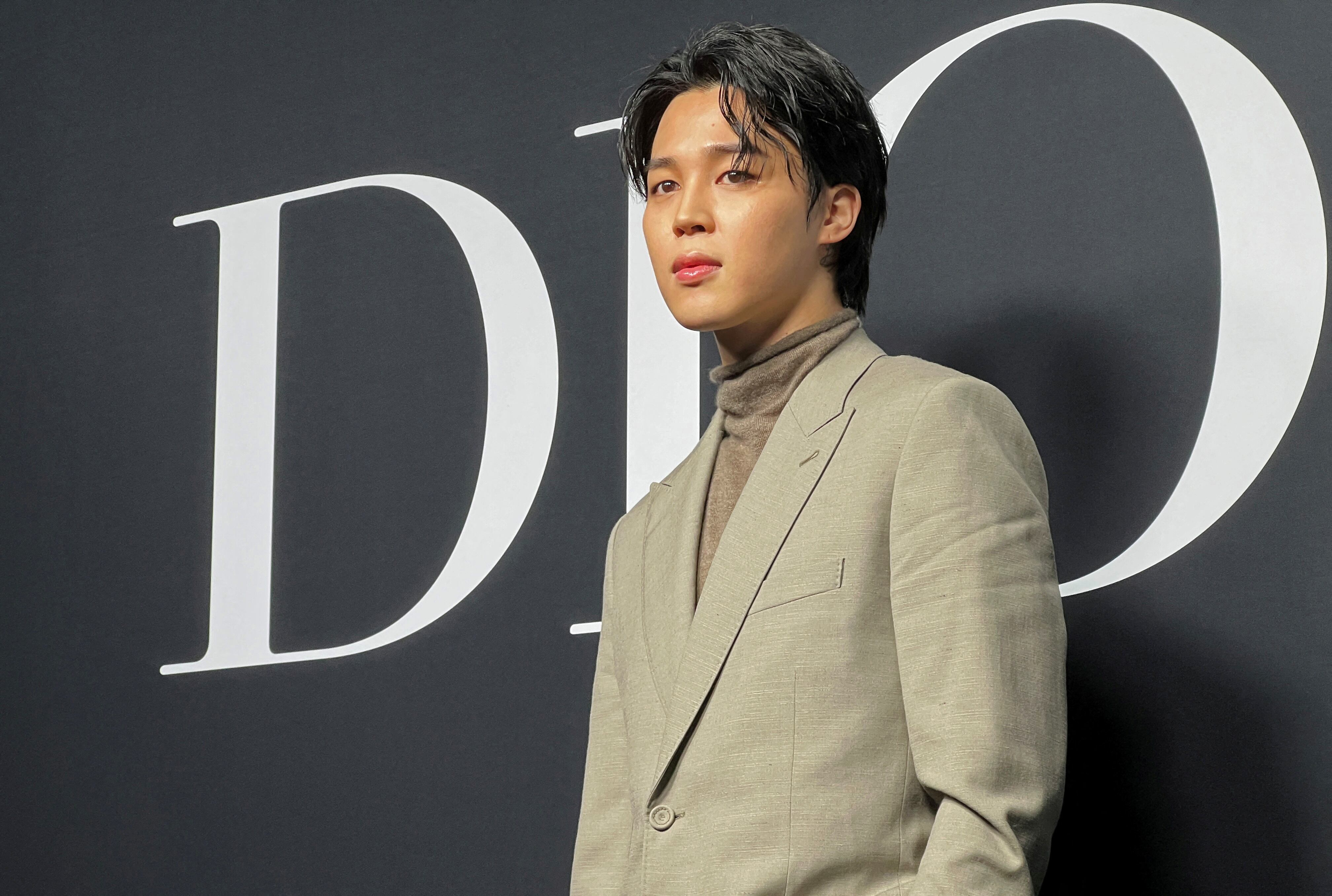 FOTO DE ARCHIVO: Jimin de la banda de K-Pop BTS posa antes del desfile de la colección de prêt-à-porter de Dior para hombres Otoño/Invierno 2023-2024 en la Semana de la Moda Masculina en París, Francia,  2023. (REUTERS/Yiming Woo/Foto de Archivo)